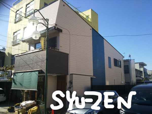 横浜シューゼン近所の履物屋さん。老舗なのにモダンなアクセントブルーが素敵。