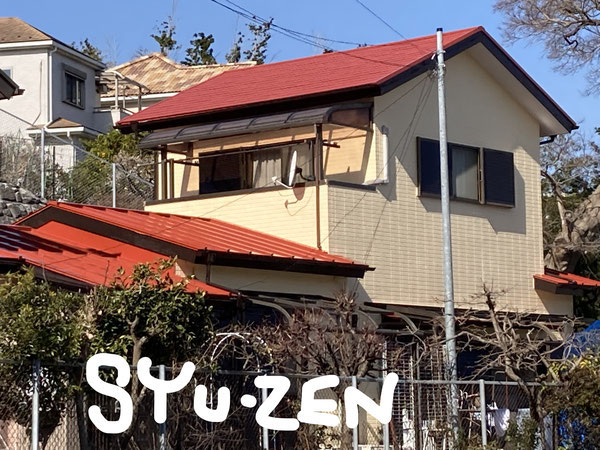 横販市西区のお家。クリーム色の外壁と屋根の色が個性的で素敵です。