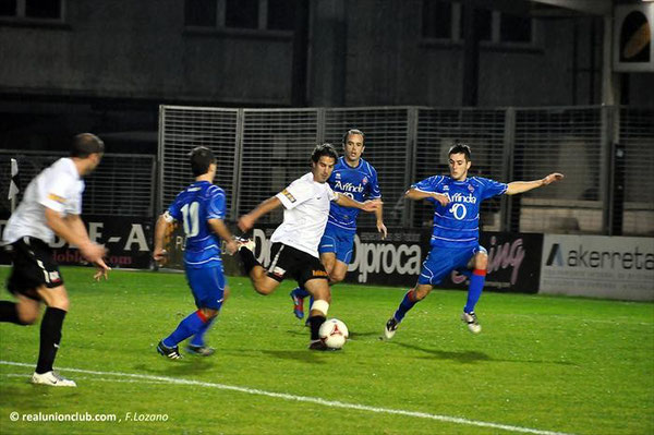 Colinas, en el momento de anotar el primer gol ante el Amorebieta.