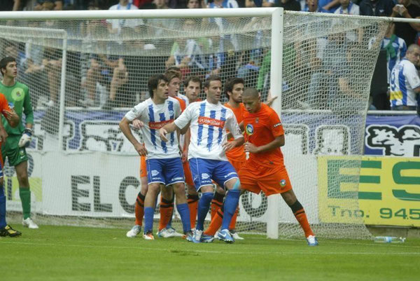 Manu García y Viguera luchan con Gaztañaga y Callens por la posición en un saque de esquina. Foto: El Correo.