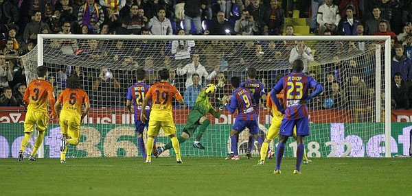 Valdés le detiene el penalty a Barkero. Esta vez el de Aretxabaleta no pudo batir al guardameta del Barça como hizo la pasada temporada. Foto: Marca.