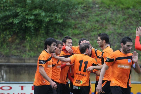 Viguera es felicitado por sus compañeros después de conseguir el primer gol ante el Amorebieta. Foto: El Correo.