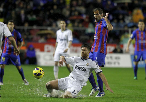 Dos ex-compañeros en la Real, Xabi Alonso y Barkero, pugnan por el balón ayer en el encharcado césped del Ciutat de Valencia. Foto: Marca.