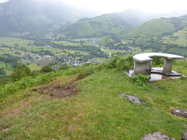 La Table d'Orientation de Bedous au débouché du nouveau sentier venant de la Fontaine de Candau.