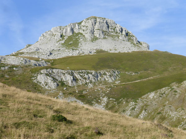 Le Mailh Massibé domine le monde pastoral de la Montagne de Bésur.