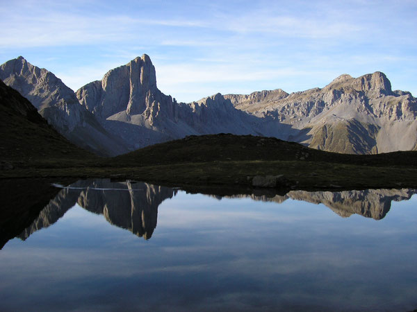 Les aiguilles d'Ansabère et la Table des Trois Rois se mirent dans le Lac d'Ansabe.