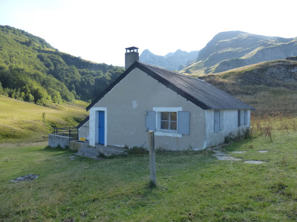 La Cabane d'Arrioutort et en toile de fond les escarpements du Montagnon d'Iseye et du Pic Lasnères.