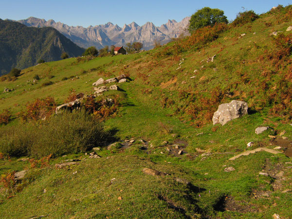 La Cabane de Lhèze face au Cirque de Lescun.