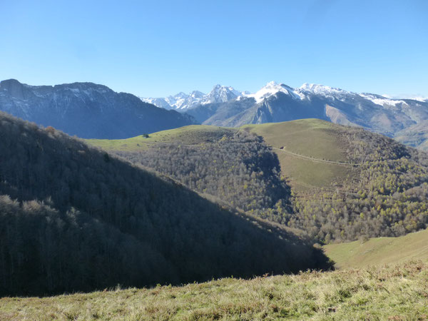 Le Col de Bergout au deuxième plan, vu du Cap de la Coste, et en toile de fond le massif enneigé du Pic d'Anie.