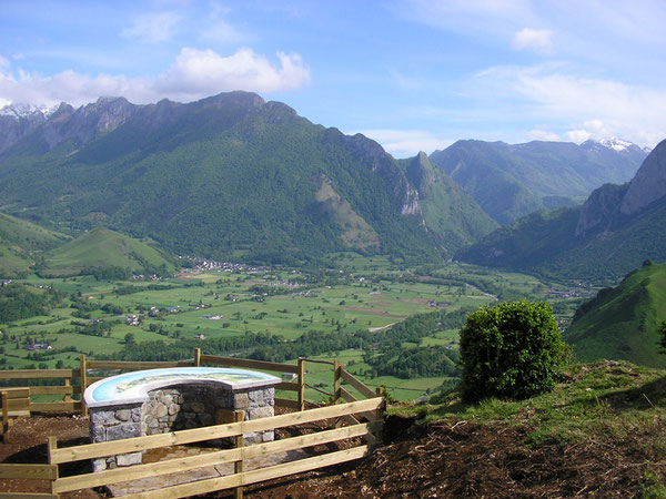 La Table d'orientation du Bugala offre une vue de choix sur le Vallon et les montagnes environnantes.