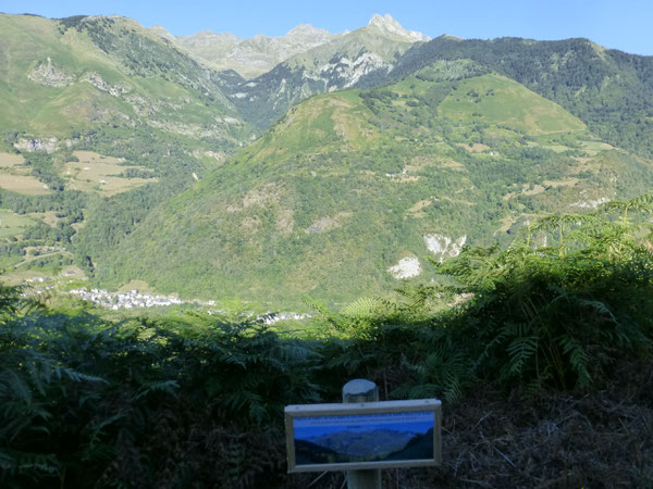 En haut du circuit du Bialaa dans la Fougeraie du Cambet, le point de vue sur le versant sauvage d'Etsaut.