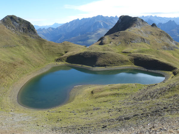 Le Grand Lac du Montagnon d'Iseye en forme de cœur est lové dans un ancien cirque  glacaire.