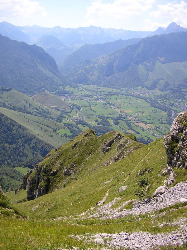 Au retour sous le Plateau d'Ourdinse, la sente aérienne traverse les pentes Sud au-dessus du Mailh Abor.