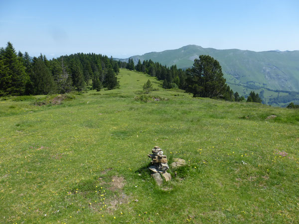 La descente tant attendue sur le velours d'Ichéus... Au fond la masse du Layens se détache ; ici un repère géodésique en métal juste à droite du cairn, coté 1497 sur la carte IGN.