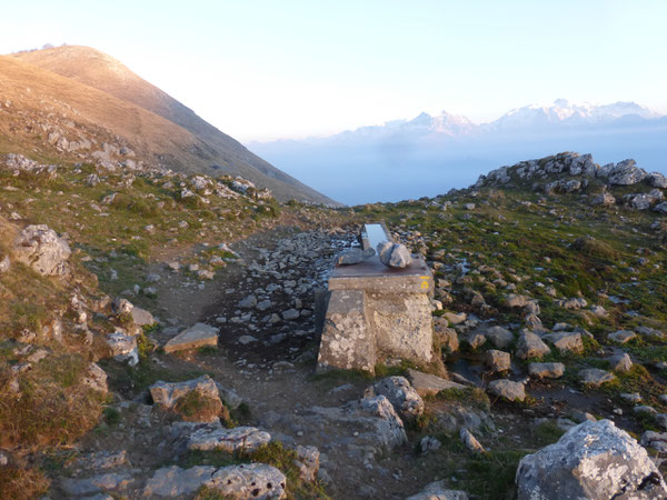 Avant de plonger, une pause à l'abreuvoir des Cabanes d'Arrès : la nature calcaire très rocailleuse du Layens s'impose de bout en bout de l'itinéraire.