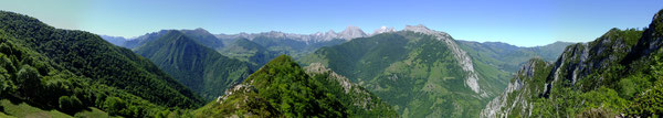 Le Panorama étendu depuis le Pic Narbissat : le Massif d'Aspe, le Labigouer, le Cirque de Lescun, jusqu'au Layens par l'ouverture du défilé d'Esquit.