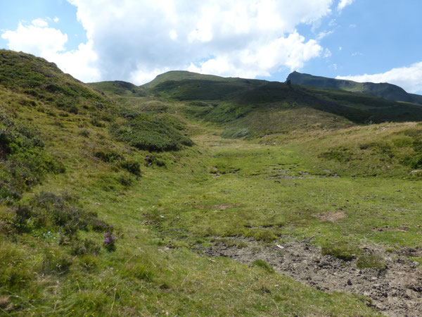 Le Pic de Lasnères est accessible depuis le Col d'Arrioutort par une succession de coulées herbeuses.