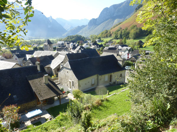 Depuis le sentier du Balcon, une vue raprochée sur les toitures d'ardoise et les jardins d'Osse-en-Aspe.