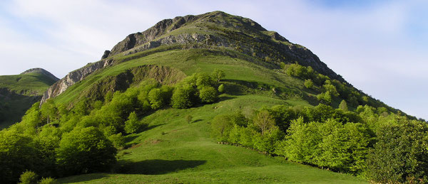 La face sud du Turon d'Aurey, familièrement appelé "Trône du Roi" nargue le randonneur depuis le Col de Laünde ; mais attention, pentes très redressées et glissantes, seulement pour montagnard averti !