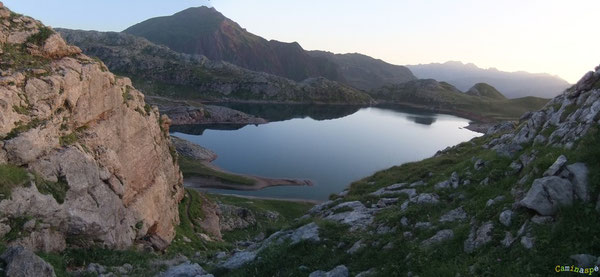 A l'aube des grands matins, le Lac d'Estaëns bivouaque déjà en terre d'Aragon.