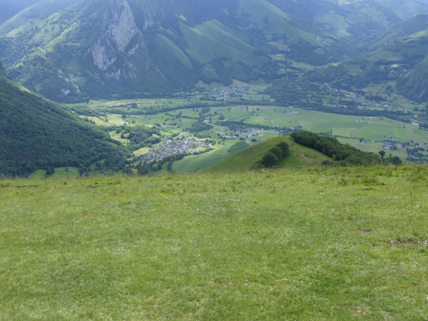 Vue plongeante sur le Vallon et Accous depuis l'aire de décollage parapente de Bergout.