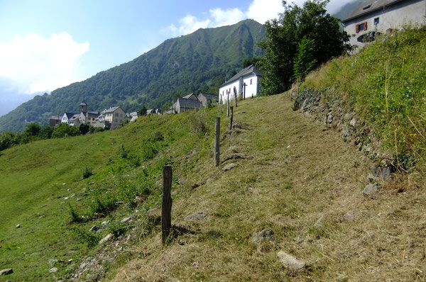 Le Chemin vieux d'Eygun à Cette, bordé d'une murette en pierres séches, se raccorde en haut à la route menant au village de Cette.