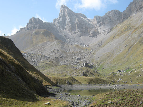 Le Lac de Lhurs tapisse le fond d'un cirque glaciaire dominé par la proue de la Table des Trois Rois..