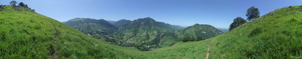 Panorama sur la Basse Vallée d'Aspe depuis les crêtes de Saudarie à Lourdios