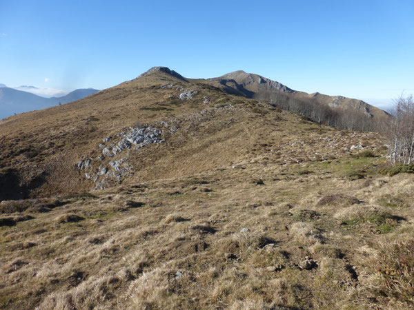 Du Col d'Oussa au sommet principal à l'Ouest, les crêtes du Layens offrent un paysage très étendu.