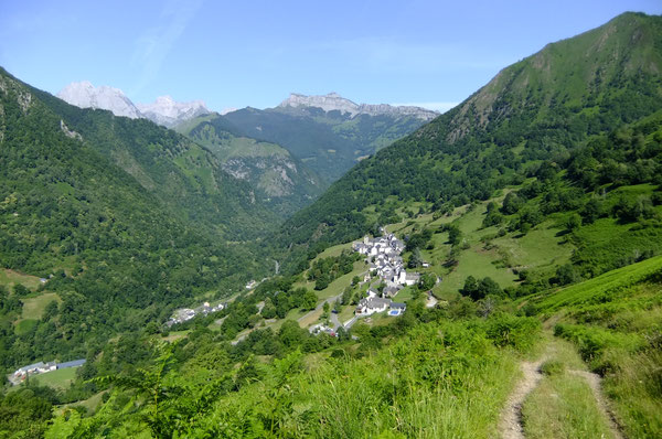 Vue sur le Cirque de Lescun et les deux villages de Cette et Eygun depuis la piste de la prise d'eau.