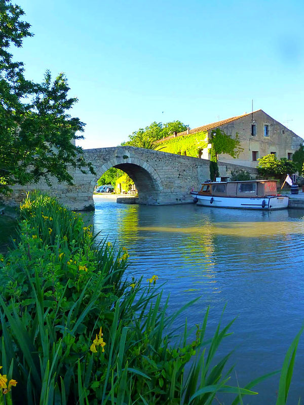 Le Somail, pont en dos d'âne sur le Canal du Midi classé UNESCO