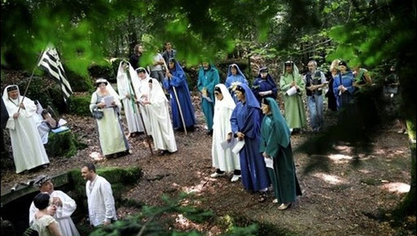 De plus en plus de personnes s’intéressent aux religions celtiques ou druidiques caractérisées par les anciennes croyances païennes et la magie. Attention toutes les pratiques spirites sont clairement condamnées par Dieu.