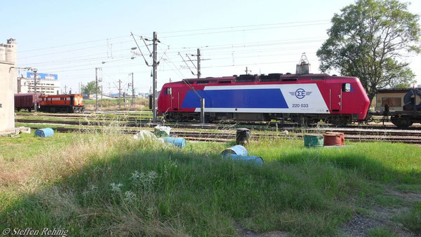 A 201 (links) und 220 033 im Rangierbahnhof Thessaloniki (10. Juni 2007)