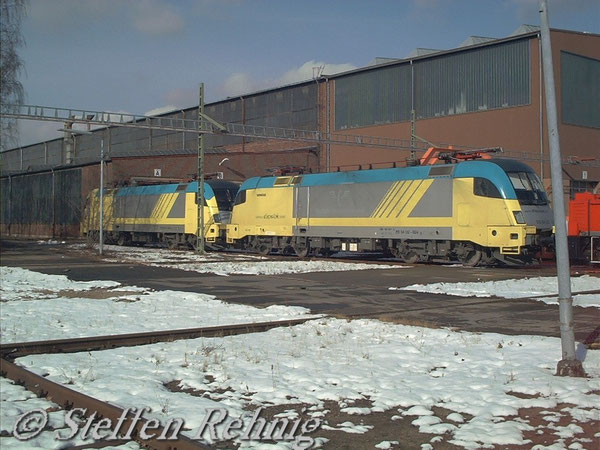 ES 64 U2 024 (182 524-9) und ES 64 U2 025 (182 525-7) der ex.KEG kurz vor der Umklebung in boxXpress(Februar 2004)