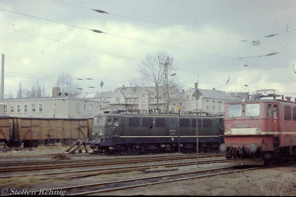 211 043-5 und  242 027-1 im Bw Reichenbach oberer Bahnhof (1984)
