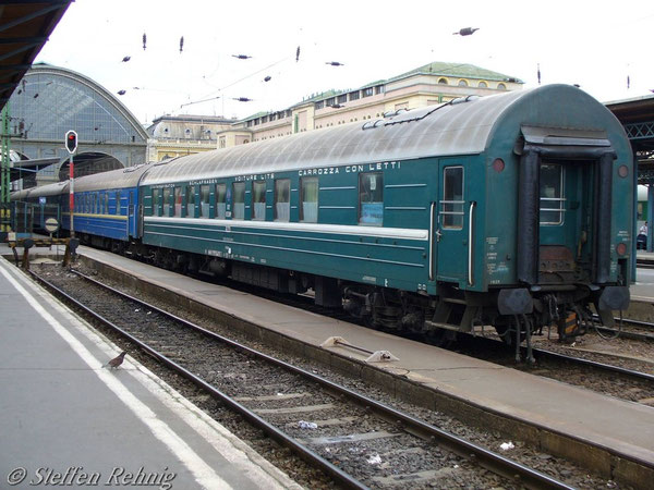 RZD Schlafwagen Belgrad - Moskau am D 15 "TISZA" in Budapest Keleti (Juni 2006)