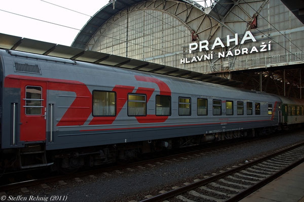 RZD Schlafwagen 522070-80243-7 (017 04568) Moskva - Cheb am R 606 "OHRE" in Praha hl.n. (2. September 2011)