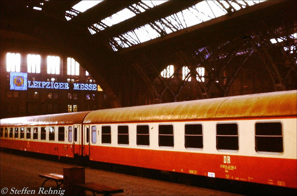 Städte Express Ex 166 "LIPSIA" mit neuen Halberstädter Wagen und alten Blech Zuglaufschildern in Leipzig Hbf (1983)