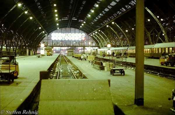 Abends in Leipzig Hauptbahnhof Gleis 15 - Warten auf den verspäteten Städteexpress Ex 107 nach Gera, links auf Gleis 13 steht D 457 Frankfurt/Main - Frankfurt/Oder (1983)