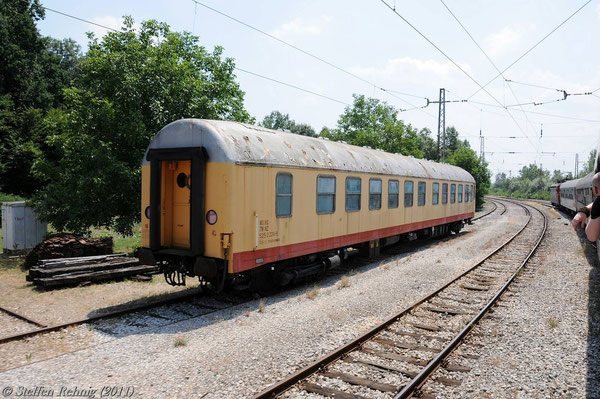 Halt im Bahnhof Velika Kopanica mit abgestellten Bahndienstwagen 80 78 925 0226-9 Uak-zz