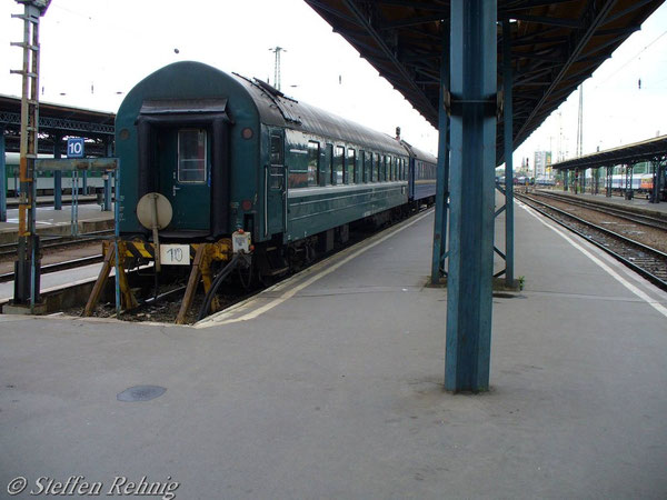 Abgestellter RZD Schlafwagen Moskau - Belgrad (Ankommend von D 15 "TISZA", Weiterfahrt im IC 345 "AVALA") in Budapest Keleti (Juni 2006)