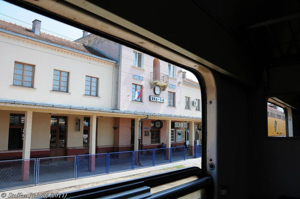 .... danach wird eine Zuglänge am gleichen Bahnsteig vorgezogen zur serbischen Pass- und Zollkontrolle