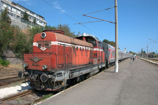BDZ 55 147.3 zieht den G 1471/S 059M vom Bahnhof Burgas in die Abstellanlage