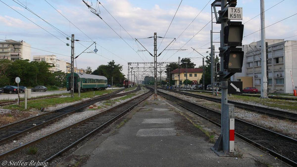 Zug 604 Athina-Dikea wird nach seiner Ankunft in Thessaloniki komplett vom Bahnsteig zum Beistellen des RZD-Schlafwagen herausgezogen ....