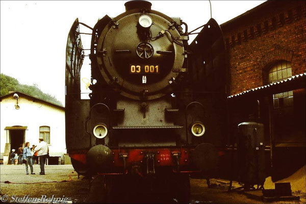 03 001 auf der "Ausfahrt" im Lokbahnhof Greiz (1990)
