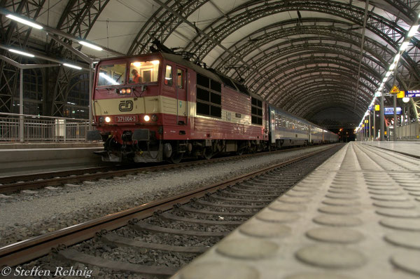 CD 371 004-3 am EN 477 "METROPOL" in Dresden Hbf  (6.9.2012)