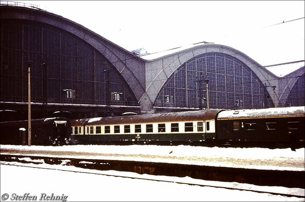 Meine erste Sichtung der neuen DR Farbgebung Elfenbein/Chromoxidgrün an zwei Typ Y/B70 Ame Wagen im D 814 Leipzig - Stralsund (1981)