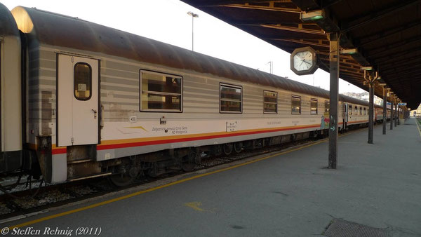 ZCG - Schlafwagen (ex. SNCF) WLABm 50 62 72-10 509-5 im Zug B 435 "LOVCEN" Beograd - Bar in Beograd (19. Juli 2011)