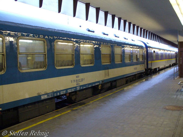 WRm 51 55 88-81 008-2 am "Kálmán Imre" in Wien Westbahnhof (2. Juni 2006), dahinter der CFR WLABmee München Hbf. - Budapest Keleti pu. - Bucuresti Nord