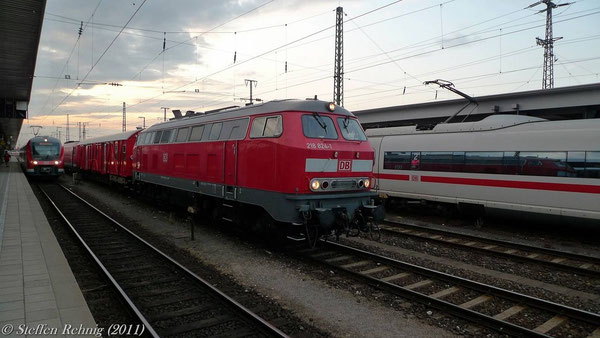 218 824-1 in Nürmberg Hbf auf der Rückfahrt von einem Hilfszugeinsatz (7. Juli 2011)